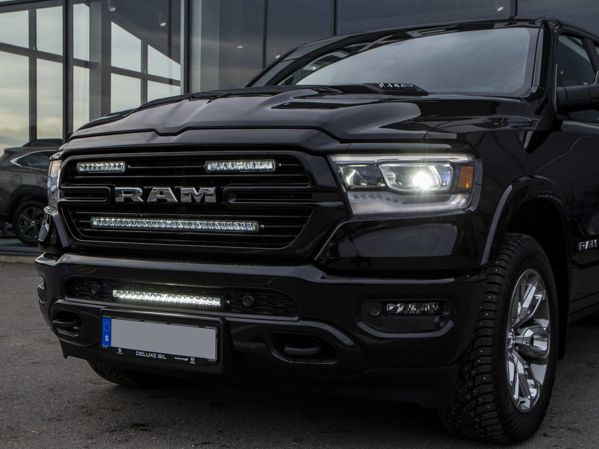 Modellanpassat fäste för 2*10tum LED i Övre Grill - Dodge RAM Laramie fr 2019 - Bilupplysningen
