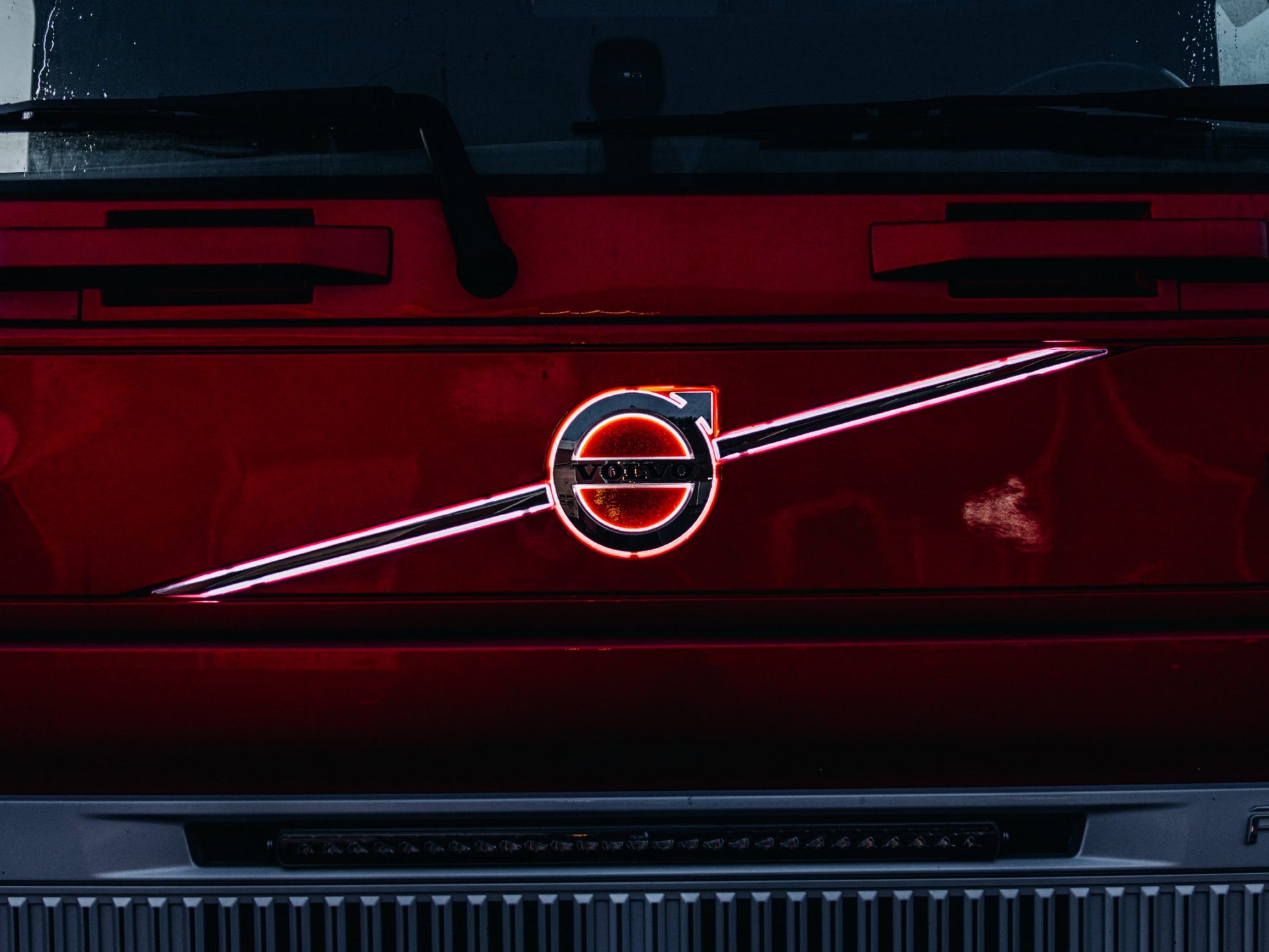 Upplyst Volvo järnmärke. LED-list i emblemet+ribborna. Volvo FH ver 4 - Bilupplysningen