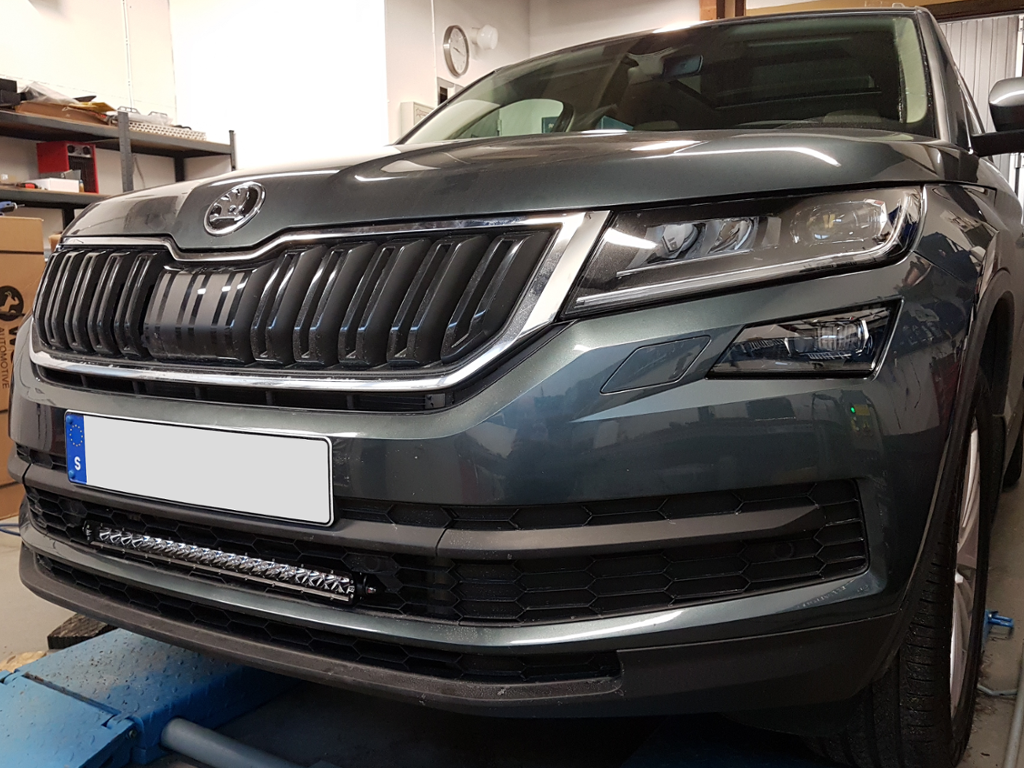 Modellanpassat fäste för 20 tum LED-ramp - Skoda Kodiaq / Superb 2016-2020 - Bilupplysningen