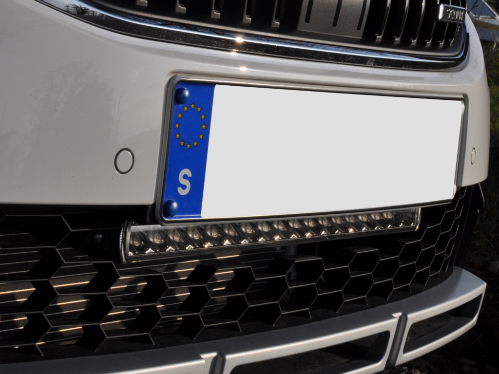 Modellanpassat fäste för 20 tum LED-ramp - Skoda Octavia &amp; Scout 2018- Bilupplysningen