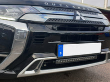 Modellanpassat fäste för 20 tum LED-ramp - Mitsubishi Outlander 2020- Bilupplysningen