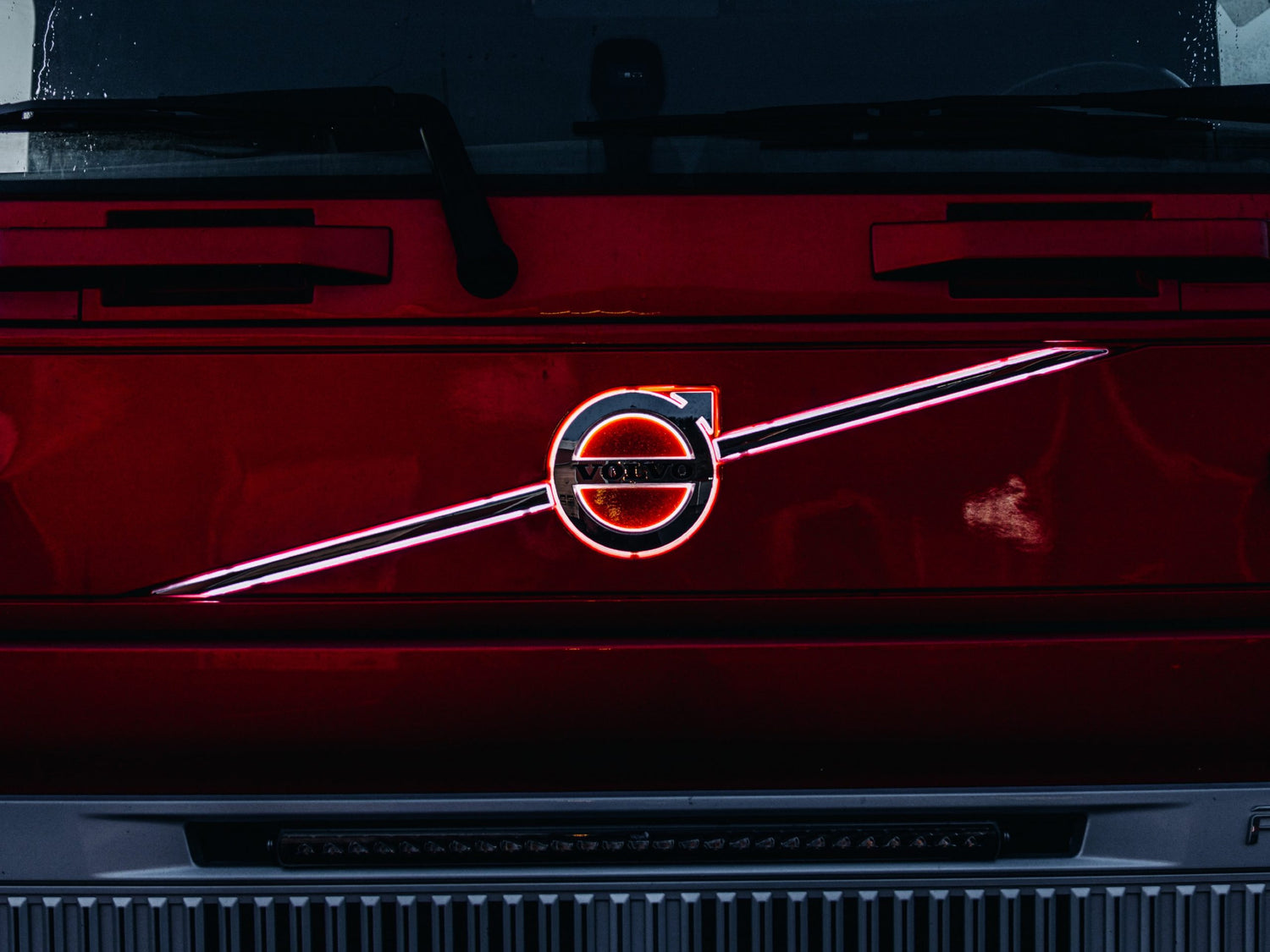 Upplyst Volvo järnmärke. LED-list i emblemet+ribborna. Volvo FH ver 4 - Bilupplysningen