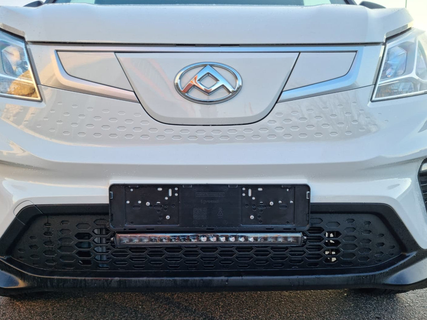 Fäste för LED Extraljusramp Maxus e-Deliver 3 2022+ – För Ymer 20 - Bilupplysningen