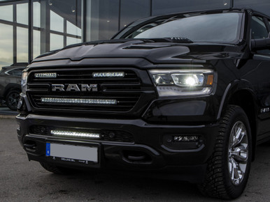 Modellanpassat fäste för 30tum LED-ramp i Övre Grill - Dodge RAM Laramie fr 2019